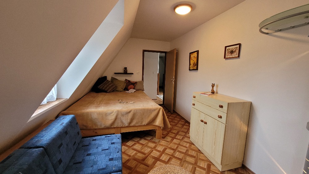 manželská ložnice a přistýlka v podkroví